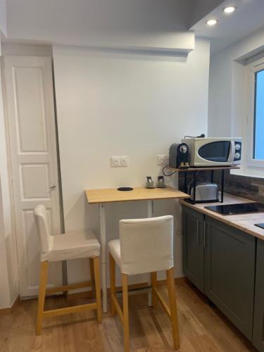 una cucina con un tavolino e due sedie di Stade Mayol a Tolone