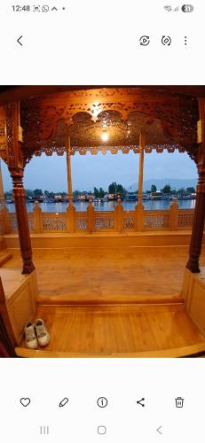 Фотография из галереи Young Beauty Star Houseboat в Сринагаре
