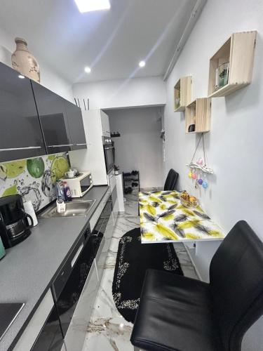 Una cocina o zona de cocina en Adrian Ap 1