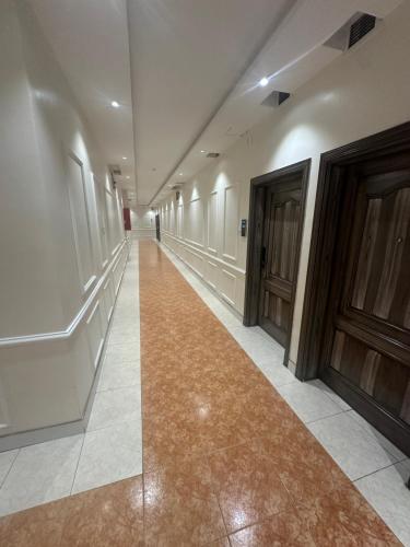 an empty hallway in a building with two doors at الأوائل الذهبية للشقق المخدومة فئة اقتصادي in Taif