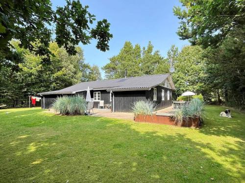 Κήπος έξω από το 8 person holiday home in Ringkøbing