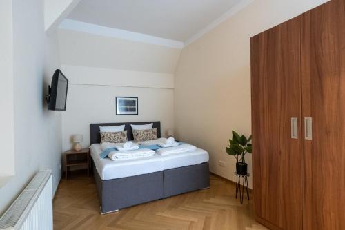 a bedroom with a bed and a tv in it at Vienna Stay Apartments Schönbrunn in Vienna