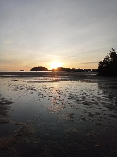 Kaôh Rŭng (1)にあるAt The Beachの夕日を楽しめるビーチでの夕日