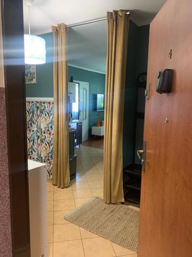 a view of a hallway with a door and a room at Apartament dwupokojowy in Gollnow
