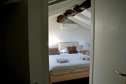 Postel nebo postele na pokoji v ubytování Attic in the heart of Como - Kiko's Attic