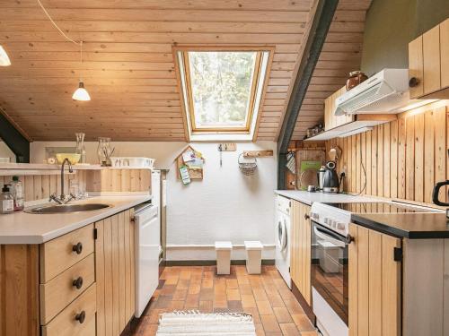 Nordskovにある5 person holiday home in Martofte-By Traumのシンクとコンロのあるキッチン