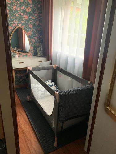 a baby crib in a room with a mirror at Apartament dwupokojowy in Gollnow