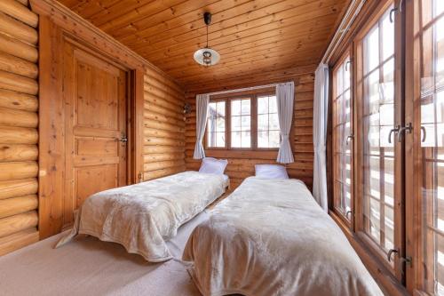 Una cama o camas en una habitación de green bell