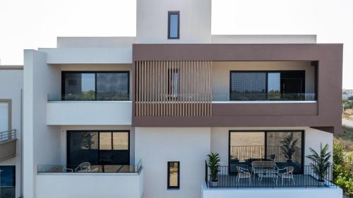 fachada de una casa con balcón en Icon Luxury Apartments, en (( Kermetés ))