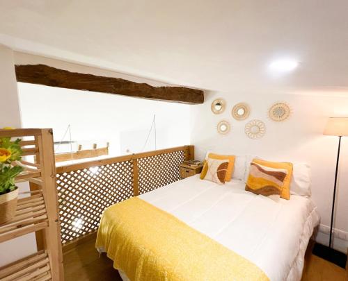 Una cama o camas en una habitación de NUEVO bonito ático centro tradicional en Alicante Mercado Central