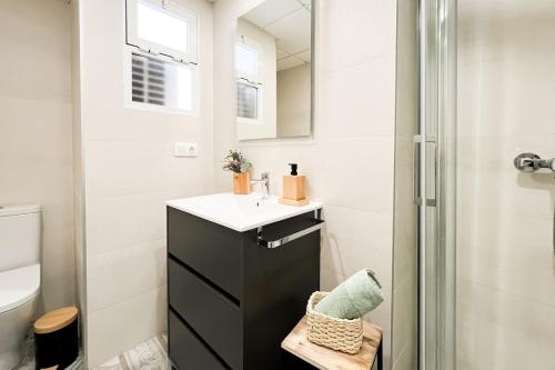 Un baño de NUEVO bonito ático centro tradicional en Alicante Mercado Central