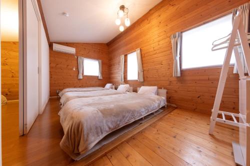 Una cama o camas en una habitación de green bell