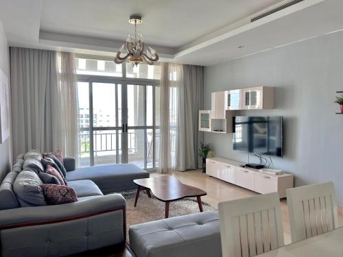 CFC, spacious, Cozy 2BR Apt , Clubhouse nearby