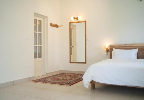 Postel nebo postele na pokoji v ubytování Fursatghar Aangan Studio Apartment