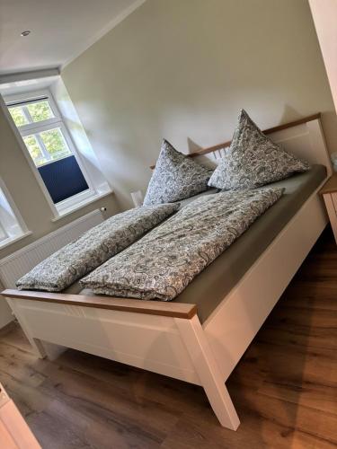 a bed with pillows on it in a bedroom at Stuv am Spieker in Munster
