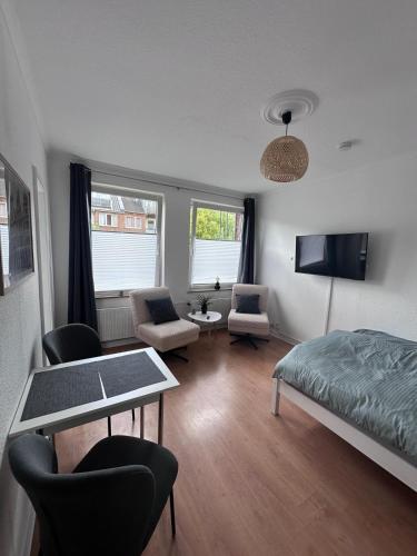 a bedroom with a bed and a table and chairs at Ecostay Al Porto in Münster