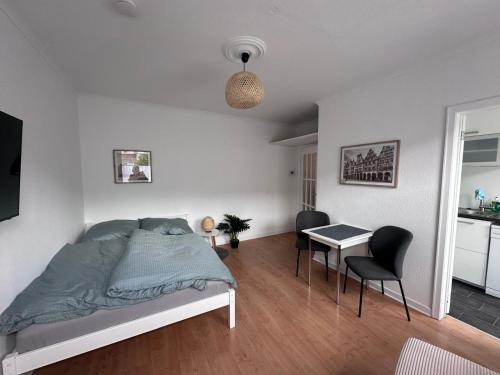 a bedroom with a bed and a table and chairs at Ecostay Al Porto in Münster