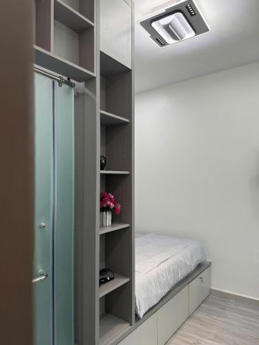 een kleine slaapkamer met een bed en een kast bij Kai's house in Ho Chi Minh-stad