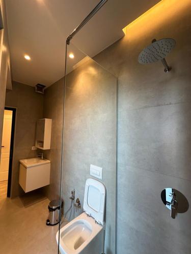 Ένα μπάνιο στο Hotel Gramozi