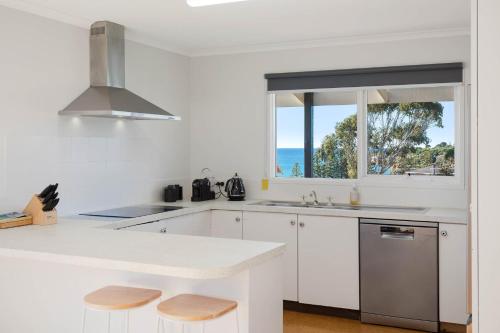 Tathra Beach Shackにあるキッチンまたは簡易キッチン