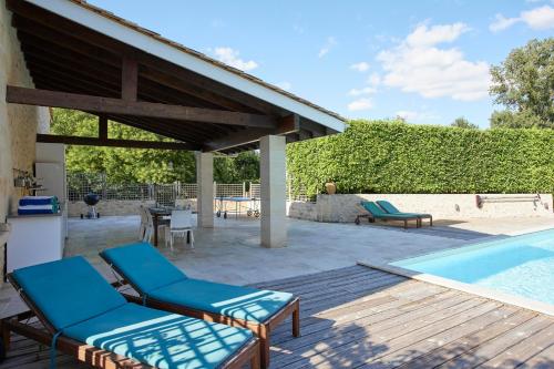 GuillacにあるFamily house 15min from St Emilionのパティオ(ラウンジチェア2脚、スイミングプール付)