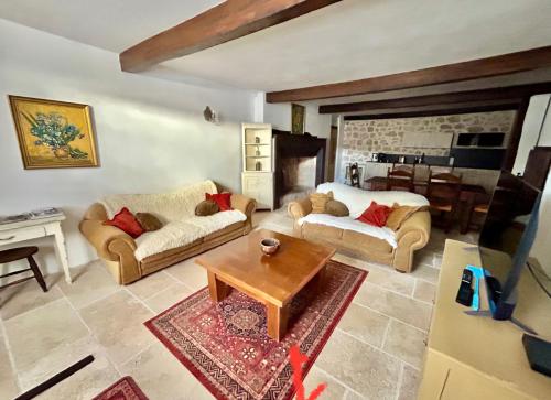 un soggiorno con due divani e un tavolo di Le Logis de la Bastide a Lauzerte