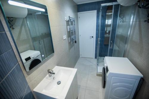 Salle de bains dans l'établissement 108 - Beachside Renovated 1BR apt 5 min from Beach