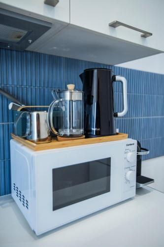 Cuisine ou kitchenette dans l'établissement 108 - Beachside Renovated 1BR apt 5 min from Beach