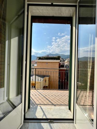an open window with a view of a balcony at Gialò Vibe in Alassio
