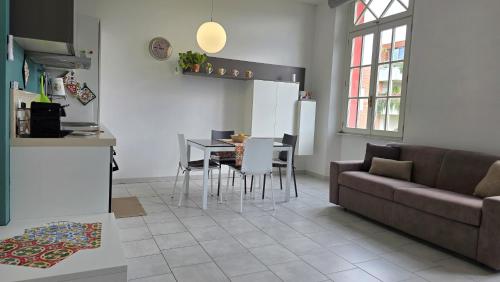 a living room with a couch and a table at Elegante appartamento vicino al mare a Calambrone in Pisa