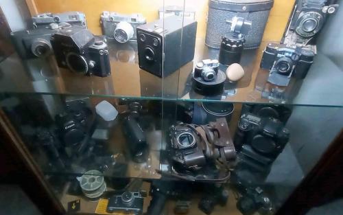 Un grupo de cámaras expuestas en una vitrina de cristal. en ADM addumammà casa vacanze sul mare, en Portici