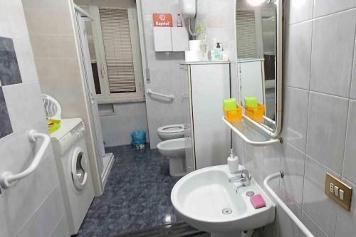 Un baño pequeño con lavabo e inodoro. en ADM addumammà casa vacanze sul mare, en Portici