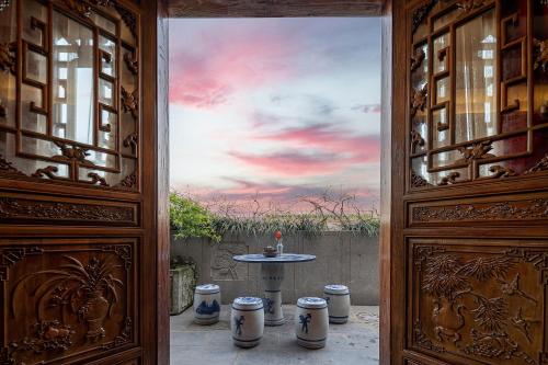 an open door with a table in the background at ChengDu Wuhou Temple Han Dynasty Hotel in Chengdu