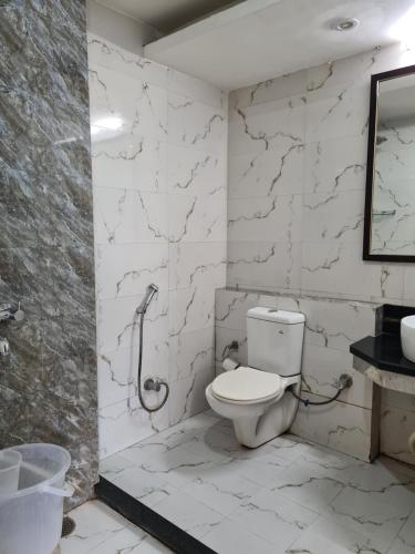 Bilik mandi di Hotel Rajpur Heights
