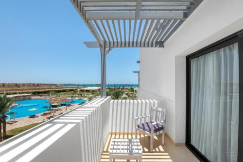 Bazén v ubytování Movenpick Waterpark Resort & Spa Soma Bay nebo v jeho okolí