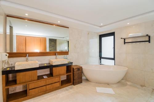 Koupelna v ubytování Villa By The Sea with private swimming pool in Benoa - Nusa Dua