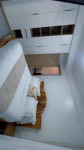 una vista aérea de una cama en una habitación en Chellahomes, en Nairobi