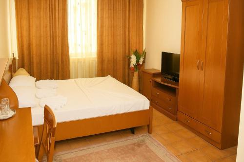 TV a/nebo společenská místnost v ubytování Hotel Tivoli