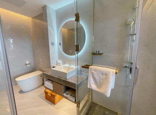 Bilik mandi di Alice International Hotel