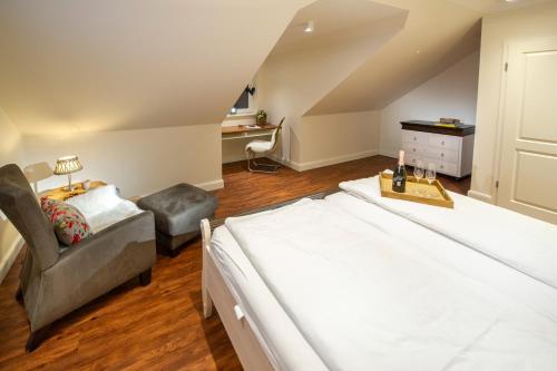 Un dormitorio con una cama grande y una silla. en Schwedenhus 2 für 12 Personen, en Wangerooge