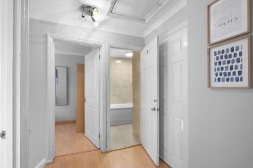 Fotografie z fotogalerie ubytování Keel Drive Modern 3-Bedroom, 2-Bathroom Home v destinaci Slough