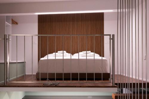 ein Bett mit weißen Laken in einem Zimmer in der Unterkunft Living Calabriando in Reggio di Calabria