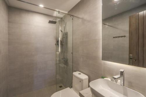 une salle de bain avec toilettes, lavabo et douche dans l'établissement Modern Apartment with Rooftop Pool & Gym, à Phnom Penh