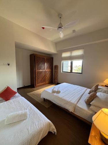 Postel nebo postele na pokoji v ubytování Rai Suites Colombo