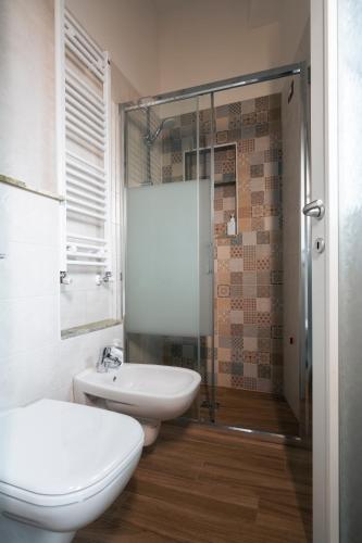 a bathroom with a toilet and a sink and a shower at Il Vicolo agli Orti - Centro storico - Lake Como in Bellano