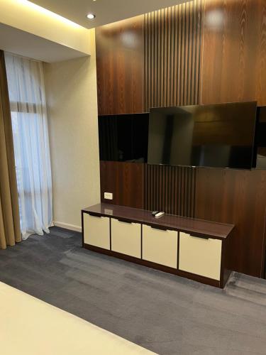 Телевизор и/или развлекательный центр в Energy hotel Tashkent