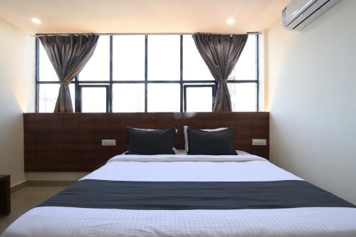 Gallery image of HK Hotel KINNERA in Karīmnagar