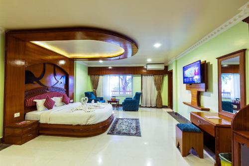 Μια τηλεόραση ή/και κέντρο ψυχαγωγίας στο Hotel Earth Light, Chitwan National Park