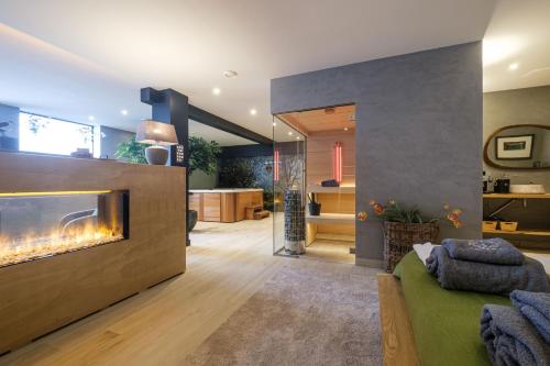 a living room with a fireplace and a couch at Bed & Wellness De Leilinde in Nieuwe-Niedorp