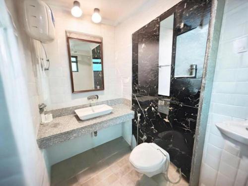 Ένα μπάνιο στο HOTEL APPLE PARK Near Terminal 3 Delhi Airport With- Free Airport Pickup